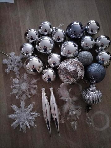 Zilveren kerstballen en ornamenten beschikbaar voor biedingen
