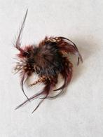 bruine broche met veertjes, Ophalen of Verzenden, Zo goed als nieuw, 10 cm of meer, Bruin