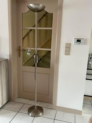 Staande lamp met leeslamp beschikbaar voor biedingen