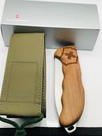 Victorinox Hunter Pro Walnut Wood  2H  Large Pocket Knife wi, Caravans en Kamperen, Kampeergereedschap, Verzenden, Nieuw