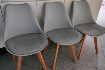 6 mooie stoelen met lederen zitting. 120€. 8 kan ook beschikbaar voor biedingen