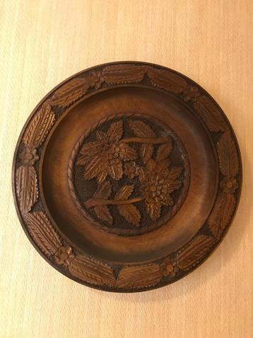 Rond houten decoratief bord bewerkt met bloemen beschikbaar voor biedingen