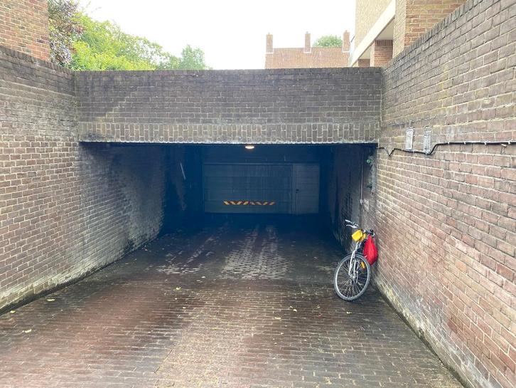Autostaanplaat (afgesloten) te huur BRUGGE KOMVEST 34, Auto diversen, Autostaanplaatsen en Garages