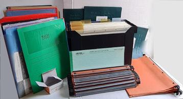 Dossiers suspendus de bureau dans une boîte Elba et des clas