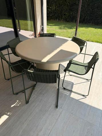 Ronde tuintafel in cement beige 140cm met 6 stoelen beschikbaar voor biedingen