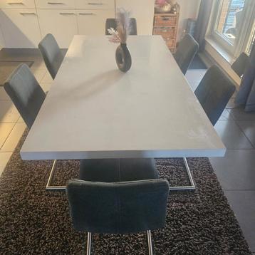 Mooie Eettafel met 6 Stoelen ! beschikbaar voor biedingen
