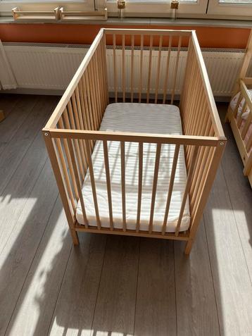 Ledikant met matras en toebehoren beschikbaar voor biedingen