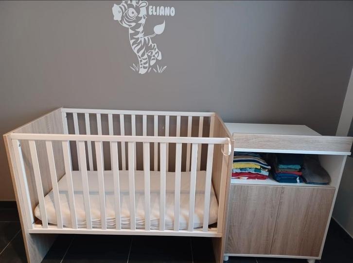 Lit bébé ( transformable lit enfant) avec meubles à langer, Kinderen en Baby's, Babywiegjes en Ledikanten, Ledikant, Ophalen