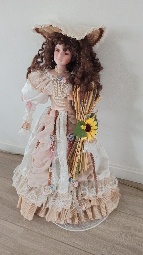 Belle Poupée de Collection Porcelaine – Tournesol & Dentelle, Collections, Poupées, Utilisé, Poupée, Enlèvement