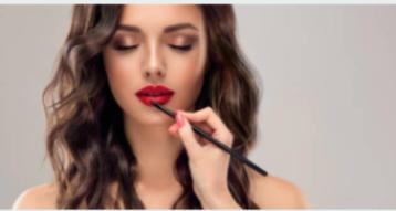 Make-up artist pro biedt haar diensten aan beschikbaar voor biedingen