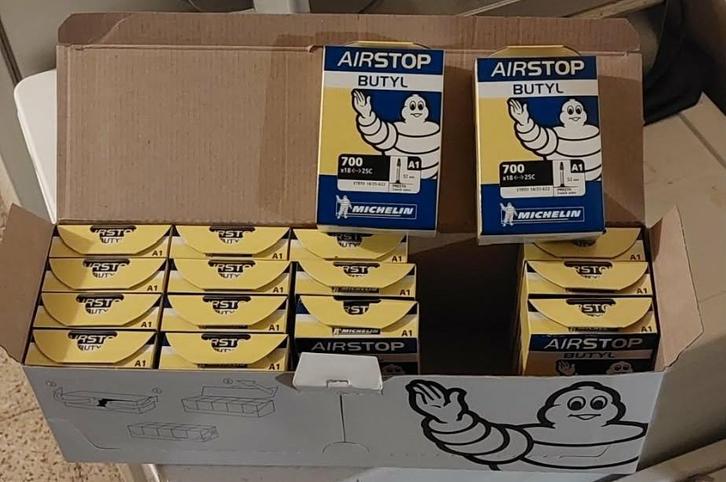 16 Nieuwe michelin Binnenbanden  52mm Ventiel (Spotprijsje), Fietsen en Brommers, Fietsonderdelen, Nieuw, Racefiets, Band, Ophalen