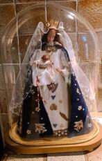 Maria met Kind met mooi versierde stoffen onder stolp, Ophalen