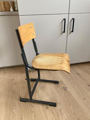 Industriële (kinder) stoel beschikbaar voor biedingen