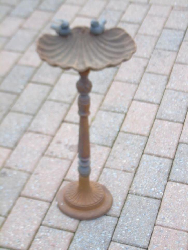 Roestig gietijzeren vogelbad te voet., Tuin en Terras, Vogelhuisjes en Vogelbaden, Nieuw, Ophalen