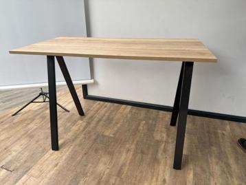 Bartafel met een zwarte V-poot beschikbaar voor biedingen