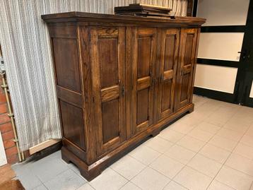 Antieke eikenhouten buffetkast beschikbaar voor biedingen