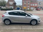 Opel Astra J 5D Enjoy 1.6 Benzine + Park Pilot voor en achte, Auto's, Te koop, Zilver of Grijs, 154 g/km, Stadsauto