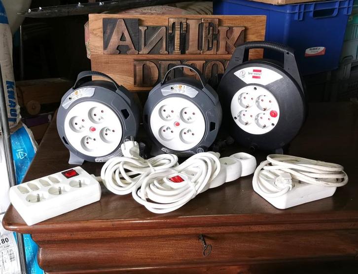 lot de 3 multiprises  + 3 rouleaux de rallonges de 5 m, Bricolage & Construction, Électricité & Câbles, Comme neuf, Enlèvement ou Envoi