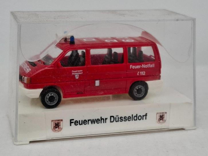 VW T4 brandweer Düsseldorf - AWM 1/87, Hobby en Vrije tijd, Modelauto's | 1:87, Zo goed als nieuw, Auto, AWM, Verzenden
