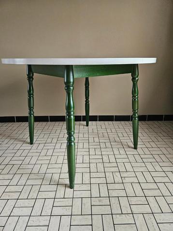 Gelakte tafel 1 m doorsnede. beschikbaar voor biedingen