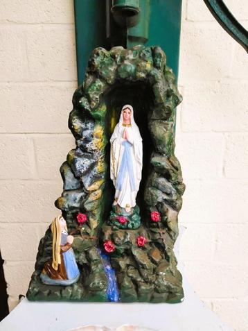 Antiek religieus beeld: Onze-Lieve-Vrouw van Lourdes met Ber beschikbaar voor biedingen