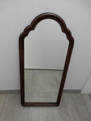 Spiegel met houten omranding