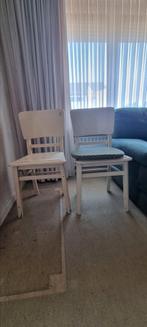 2 oude stoelen 15 euro  voor beide stoelen, Ophalen