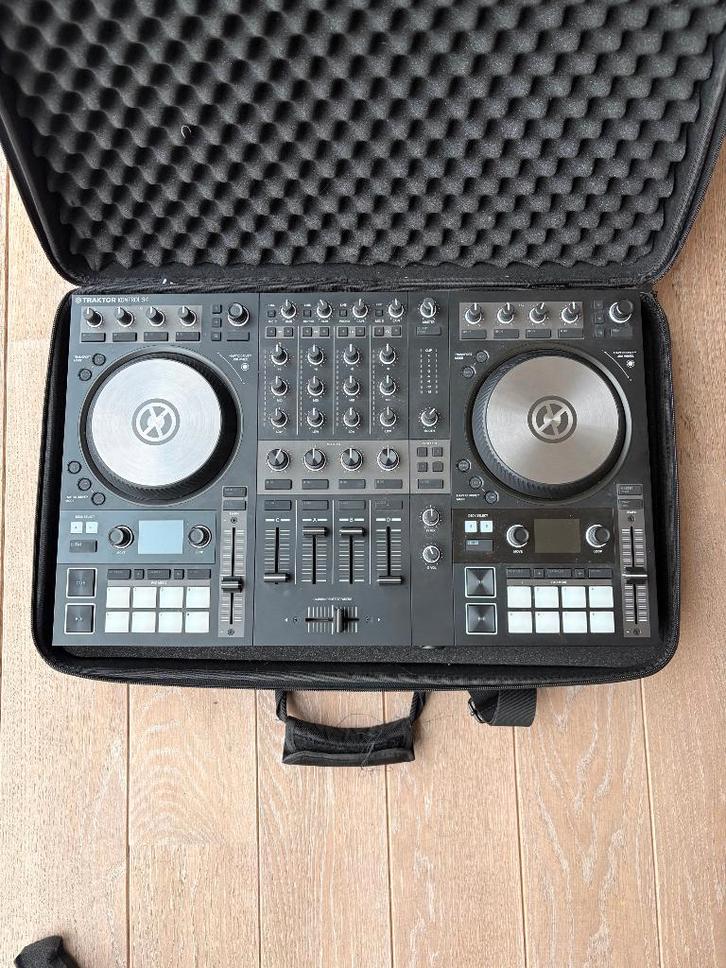 TRAKTOR KONTROL S4 MK3 + Hardcase + Licentie, Muziek en Instrumenten, Dj-sets en Draaitafels, Zo goed als nieuw, Draaitafel, Overige merken