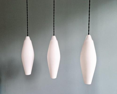 Suspension scandinave en opaline blanche (x11), années 60, Maison & Meubles, Lampes | Abat-jour, Utilisé, Blanc, Noir, Enlèvement ou Envoi