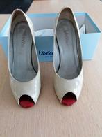 Beige lakleer Peep-toe pumps van Voltan, maat 35, Beige, Voltan, Ophalen of Verzenden, Zo goed als nieuw