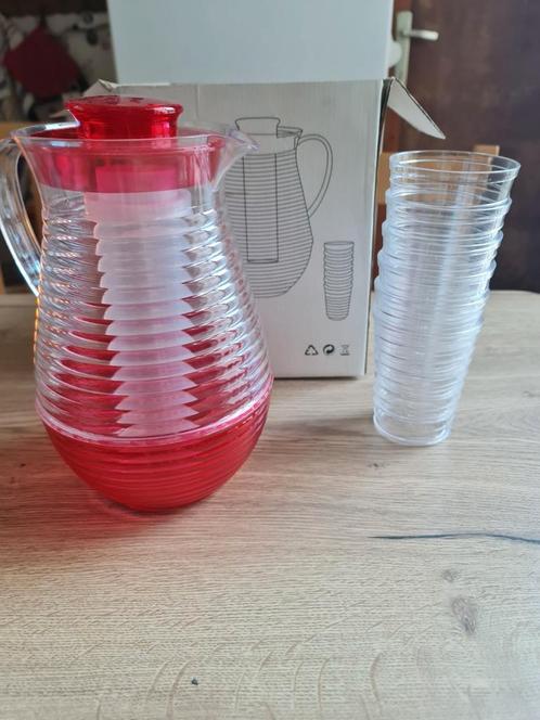 Plastieke schenkkan met ijskoeler en 6  bekers ( nieuw ), Huis en Inrichting, Keuken | Servies, Zo goed als nieuw, Ophalen of Verzenden