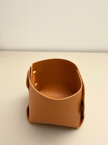 Love Sunshine – Lederen opbergmandje in cognac beschikbaar voor biedingen