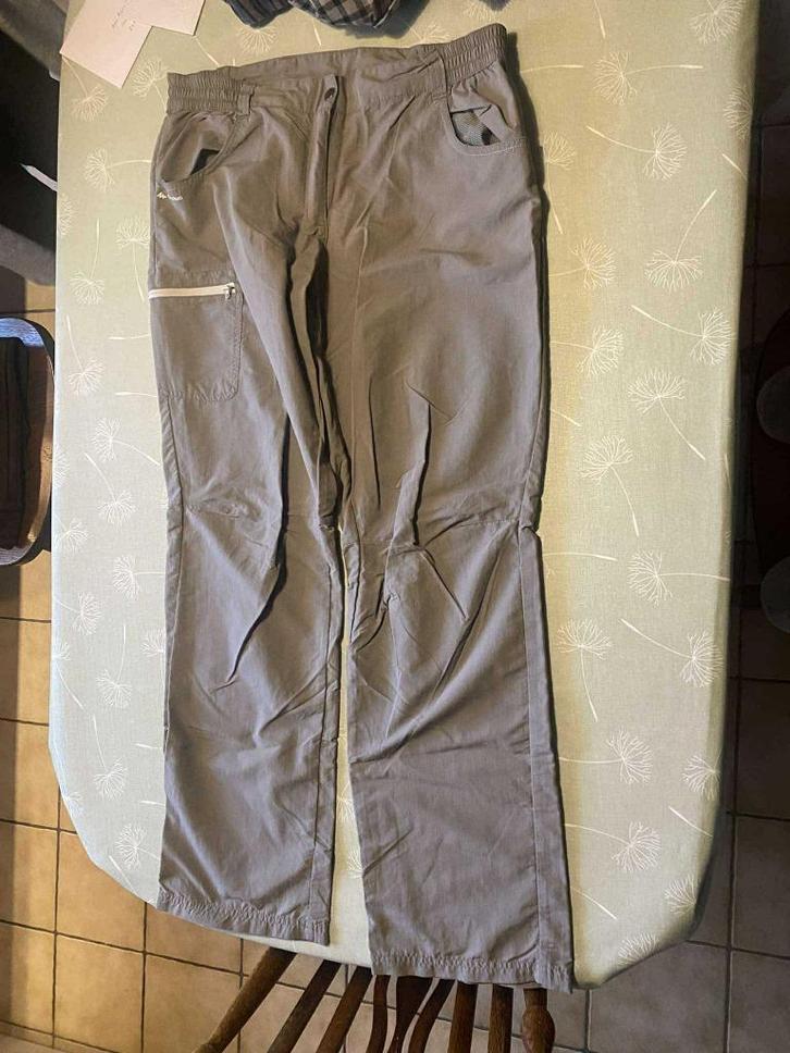 2  dames wandelbroeken DECATHLON maat 42 lichtgrijs en donke, Kleding | Dames, Sportkleding, Zo goed als nieuw, Overige typen