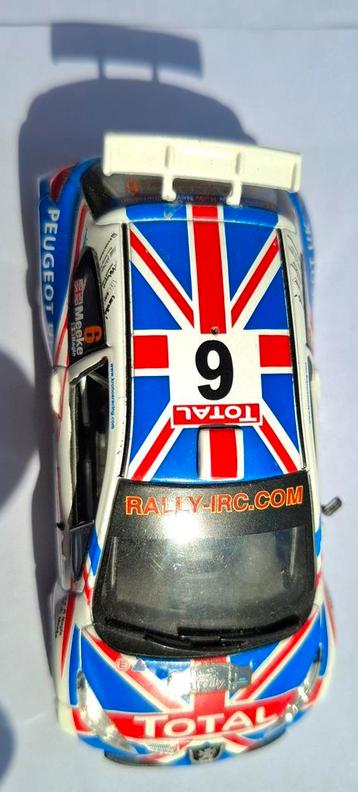 VOITURE DE RALLYE PEUGEOT WRC EN ÉTAT NEUF ÉCHELLE 1 43, Enlèvement ou Envoi, Comme neuf