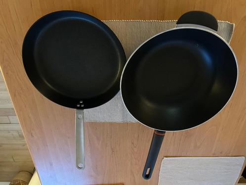 Set poêle et wok antiadhésifs comme neufs, Maison & Meubles, Cuisine | Casseroles & Poêles, Comme neuf, Wok, Autres matériaux