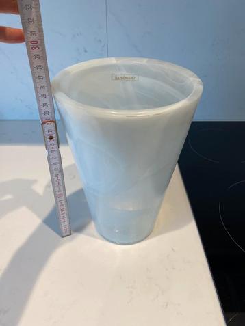 Witte vaas 26 cm hoog gevlamd  beschikbaar voor biedingen