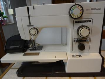Toyota naaimachine+tal van accessoires beschikbaar voor biedingen