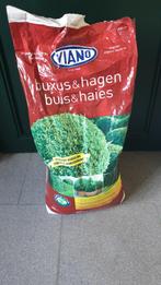 1/2 zak meststof voor hagen of buxus  + 1/2 zak groenkalk, Ophalen