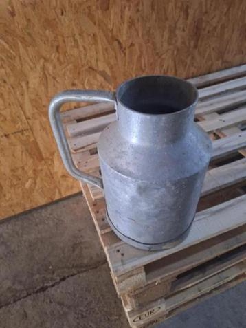 Oude melkkannetje.  beschikbaar voor biedingen