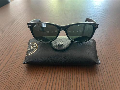 Ray Ban RB2132 new wayfarer - met hoesje, Handtassen en Accessoires, Zonnebrillen en Brillen | Dames, Zo goed als nieuw, Zonnebril