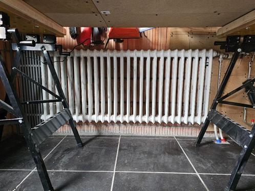 2 gietijzeren radiatoren/chaufages, Doe-het-zelf en Bouw, Verwarming en Radiatoren, Gebruikt, Radiator, 500 tot 800 watt, 30 tot 80 cm