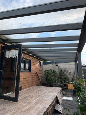 PERGOLA ET SON STORE ÉLECTRIQUE PARE-SOLEIL beschikbaar voor biedingen