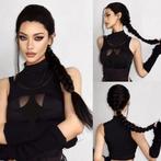 Stoere Lara Croft Tomb Raider luxe pruik met lange vlecht, Verzenden, Nieuw, Pruik of Haarverlenging