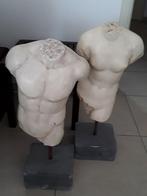 2 torso's in gekapte natuursteen op een statief, Antiek en Kunst, Antiek | Woonaccessoires, Ophalen of Verzenden