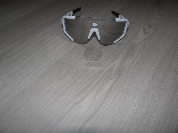 fiets zonnebril, Bijoux, Sacs & Beauté, Lunettes de Soleil & Lunettes | Hommes, Comme neuf, Lunettes de soleil, Blanc, Enlèvement ou Envoi