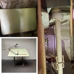 Oude vintage tekentafel, Ophalen