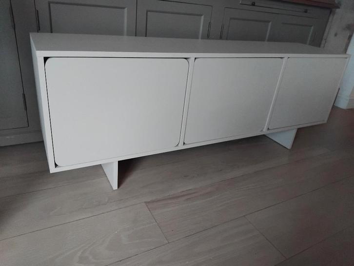 tv meubel met afgeronde deuren 150 cm, Huis en Inrichting, Kasten |Televisiemeubels, Zo goed als nieuw, Ophalen of Verzenden