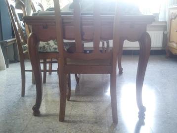antieke tafel en stoelen