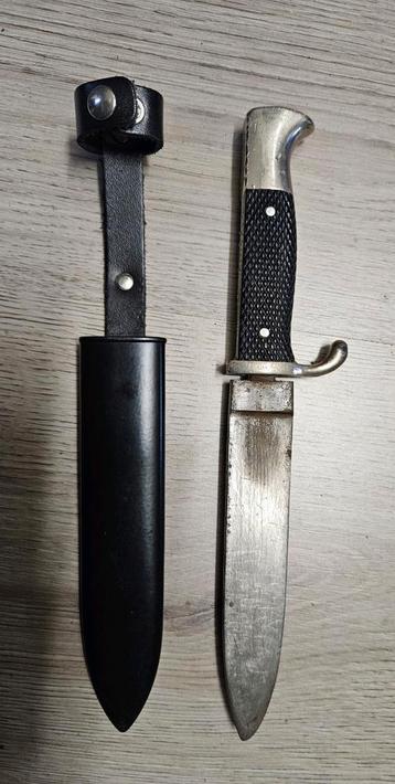 Oude dolk met schede beschikbaar voor biedingen