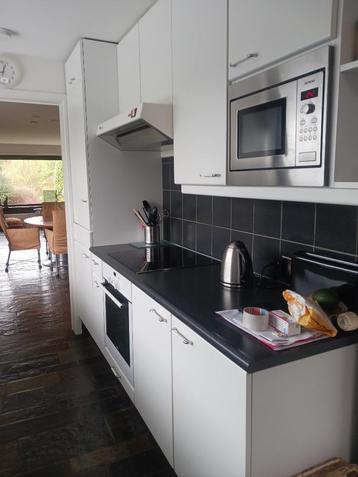 Keuken meubels wit met apparaten (ijskast, oven, microoven) beschikbaar voor biedingen